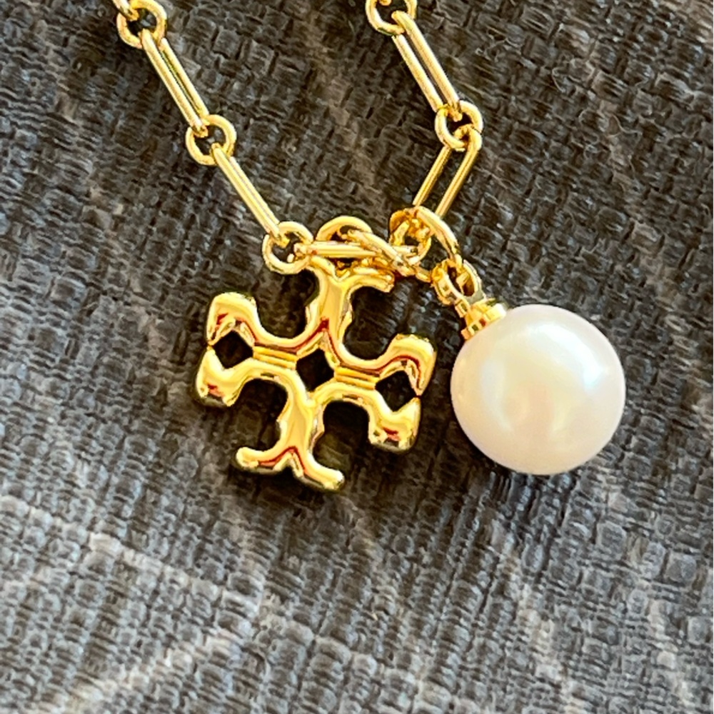 NWOT Tory Burch Pearl Logo T Gold Toned Chain Necklace